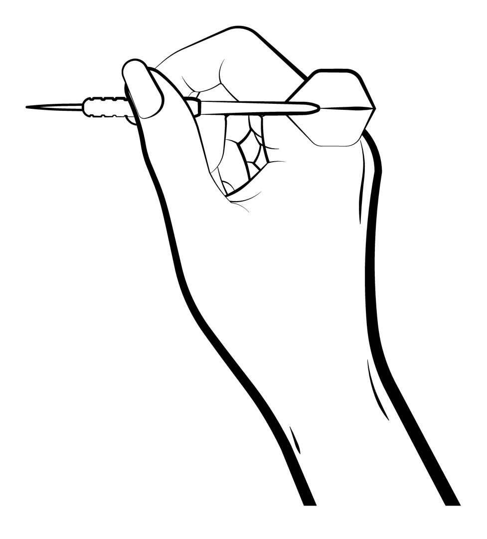 Женская рука держит пальцами маленькую стрелу для спортивной игры в дартс