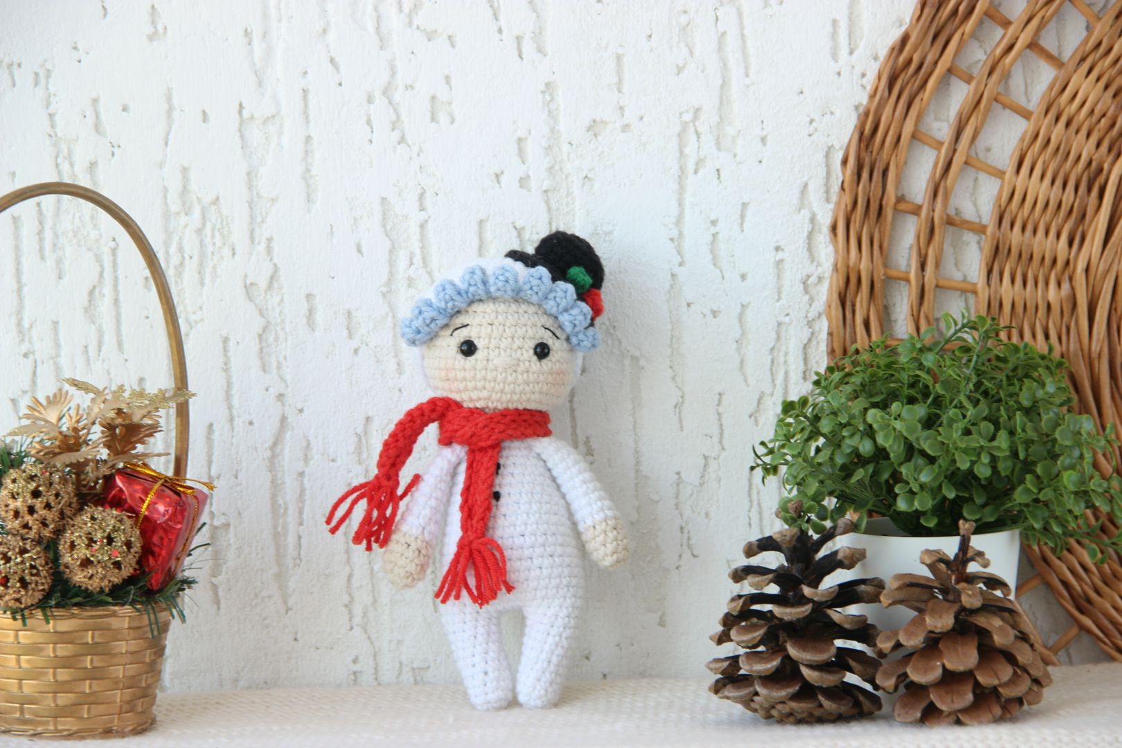МК новогодней вязаной игрушки крючком "Амигурушка снеговик"
