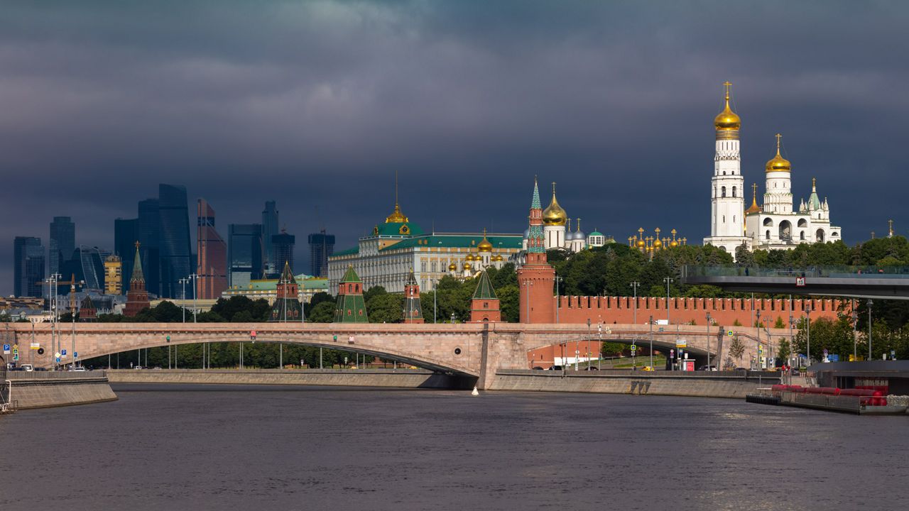 Москва перед. Пресненский дворец. От Москворецкой набережной до Краснопресненской. Как называется мост Кремль из далека.