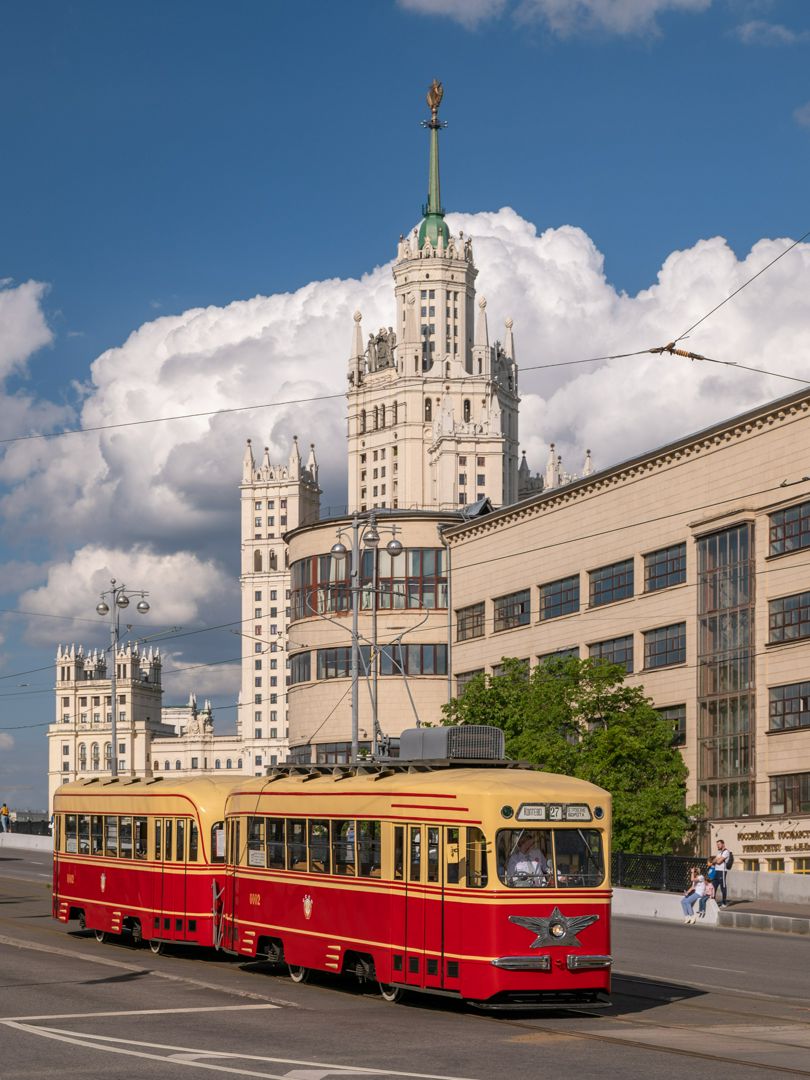 Фото. Постер. Старый трамвай и высотка в Москве.